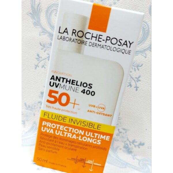 ⁦Anthelios UVMUNE 400 Tinted Fluid SPF50+ – واقي شمس مبتكر⁩ - الصورة ⁦3⁩