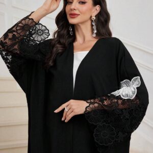 عباية مطرزة بأكمام دانتيل – أناقة عربية محتشمة باللون الأسود