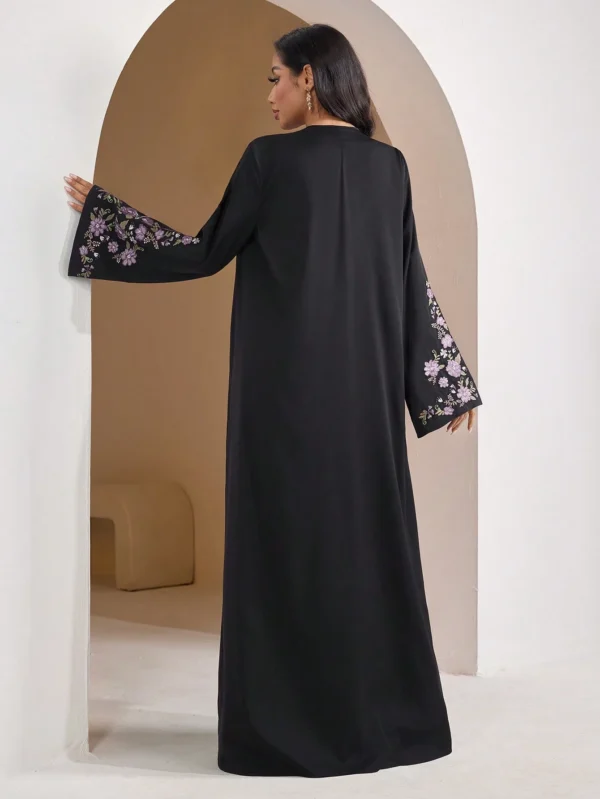 ⁦عباية كاجوال مطرزة بالأكمام – أناقة عربية باللون الأسود⁩ - الصورة ⁦2⁩